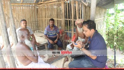 কোরবান আলীর গ্রামে স্থানীয়দের সঙ্গে প্রতিনিধি তৌহিদ জামান