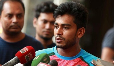 সাংবাদিকদের সঙ্গে কথা বলছেন মেহেদী হাসান মিরাজ
