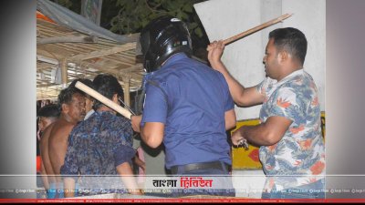 &lsquo;অস্ত্রসহ&rsquo; একজনকে আটকের ঘটনায় থানা ঘেরাও, পুলিশের লাঠিচার্জ