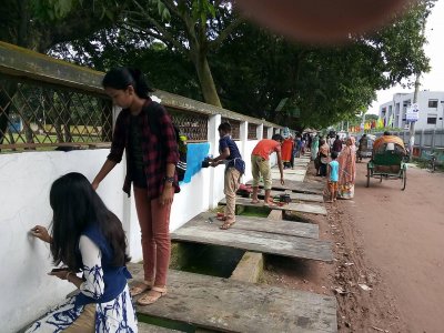 দেয়াল চিত্র আঁকছে শিশুরা