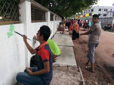 রঙ তুলিতে ফুটিয়ে তোলা হচ্ছে শহরের দেয়াল