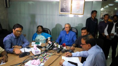 সাংবাদিবদের সঙ্গে কথা বলছেন মন্ত্রী