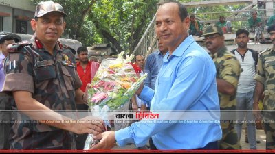 বিএসএফ প্রতিনিধি দলকে ফুল দিয়ে অভ্যর্থনা জানান যশোর ৪৯ বিজিবির অধিনায়ক লে. কর্নেল আরিফুল হক