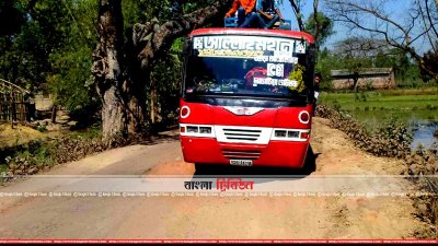বেহাল রাস্তায় চলছে বাস