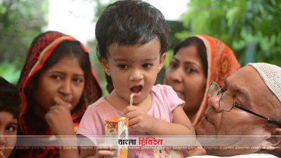 দাদার কোলে বাবা হারানো একমাত্র কন্যা সন্তান সাবা
