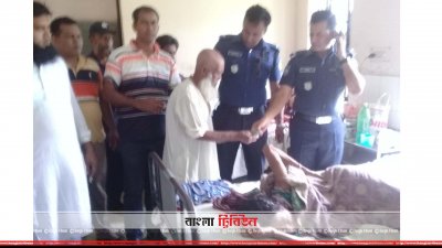 ছেলেধরা সন্দেহ মারধরে আহত নারী হাসপাতালে ভর্তি, তাকে দেখে চিকিৎসার জন্য সহযোগীতা করছেন গৌরনদী থানার ওসি