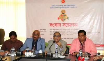 সংবাদ সম্মেলনে বক্তব্য রাখছেন যুব ও ক্রীড়া প্রতিমন্ত্রী বীরেন শিকদার