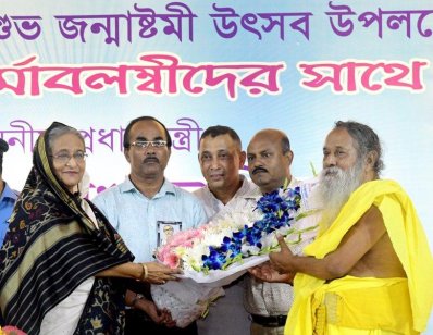 প্রধানমন্ত্রীকে ফুল দিয়ে শুভেচ্ছা জানাচ্ছে হিন্দু নেতারা