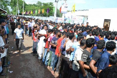 স্টেডিয়ামের গেটের সামনে লম্বা লাইন