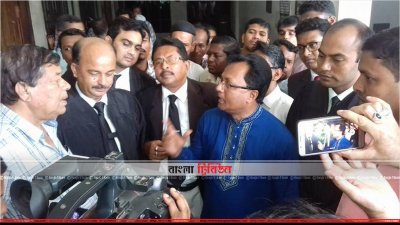 মামলা দায়েরর পর আদলত প্রাঙ্গনে ইজারাদার মো. রুহুল আমিন