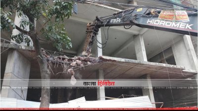 অবৈধ স্থাপনা ভেঙে দিচ্ছে রাজউক