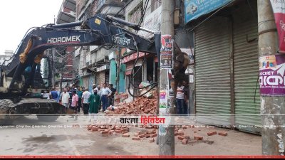 অবৈধ স্থাপনা ভেঙে দিচ্ছে রাজউক