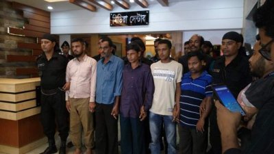 আটক চোরাচালানকারী চক্রের সদস্যরা