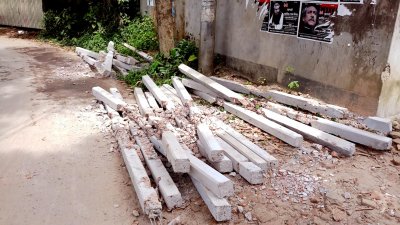 সন্ত্রাসীদের হামলায় ধ্বংসপ্রাপ্ত সিমেন্টের পিলার