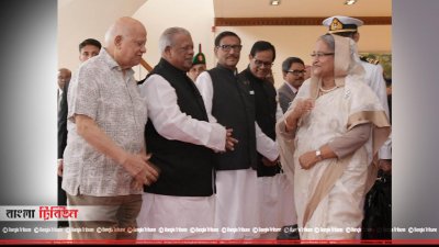 বিমানবন্দরে প্রধানমন্ত্রীকে বিদায় জানান আওয়ামী লীগ নেতারা (ছবি: ফোকাস বাংলা)