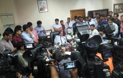 ইভিএমে আপত্তির বিষয়ে সাংবাদিকদের বলছেন নির্বাচন কমিশনার মাহবুব তালকুদার