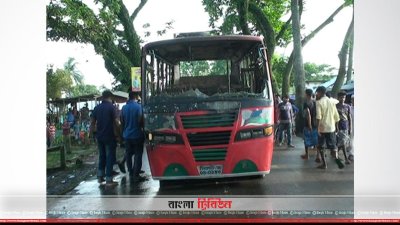 সুনামগঞ্জে মোটর সাইকেল আরোহীকে চাপা দেওয়ায় বাস পুড়িয়েছে উত্তেজিত জনতা
