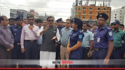 ঢাকা বাইপাস সড়কের ভোগড়া মোড়ে সাংবাদিকদের সঙ্গে কথা বলছেন সড়ক ও পরিবহন মন্ত্রী
