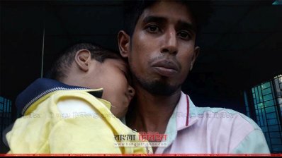 বাবার কোলে শিশু সিমন