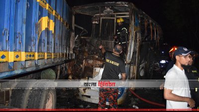 আগুন নেভানোর চেষ্টা করছেন ফায়ার সার্ভিসের কর্মীরা