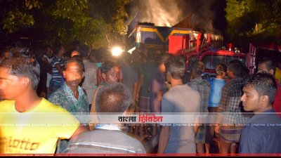 আগুনের ভয়ে পুড়ে যাওয়া গাড়ির কাছে যেতে পারেননি স্থানীয়রা