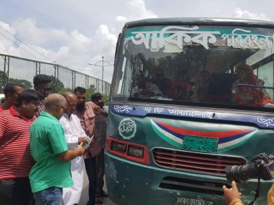 বাস মালিক সমিতির অভিযানের সময় বাস পরীক্ষা করা হচ্ছে