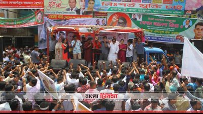 নয়া পল্টনে বিএনপির ৪০তম প্রতিষ্ঠাবার্ষিকী উপলক্ষে দলীয় কার্যালয়ের সামনে আয়োজিত সমাবেশে বক্তব্য রাখছেন কেন্দ্রীয় নেতারা।