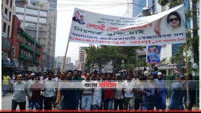 নয়াপল্টনে ভিড় করছে নেতাকর্মীরা