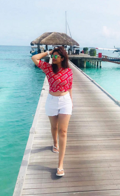 মালদ্বীপে পরিণীতির ভাসমান নাশতা