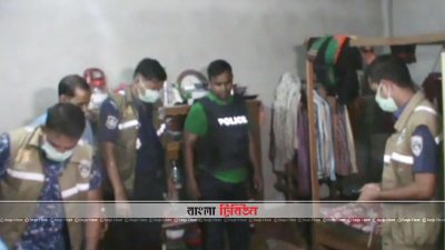 ঘটনাস্থলে তল্লাশি চালায় পুলিশ