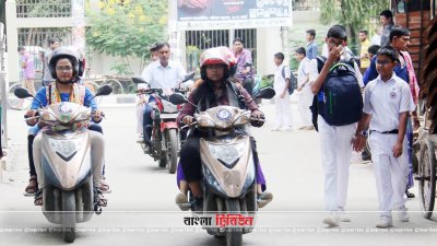 স্কুটিতে চেপে বরিশাল ঘুরে গেলেন ভ্রমণকন্যারা