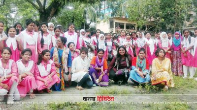 স্কুটিতে চেপে বরিশাল ঘুরে গেলেন ভ্রমণকন্যারা