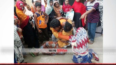 সড়ক দুর্ঘটনায় নিহত আলমগীরের মা ও স্বজনরা কান্নায় ভেঙে পড়ে