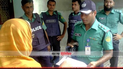 পুলিশ সন্দেহজনক বাড়িগুলোতে তল্লাশি চালাচ্ছে