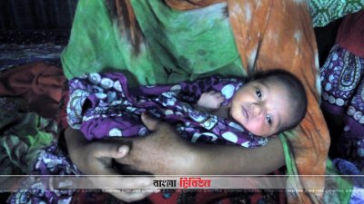 জর্ডান ফেরত কিশোরী ও সন্তানের দায়িত্ব নিলেন মানিকগঞ্জ পুলিশ সুপার