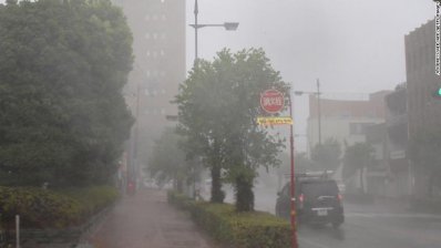 জাপানে ২৫ বছরের সবচেয়ে শক্তিশালী ঝড়ের আঘাত
