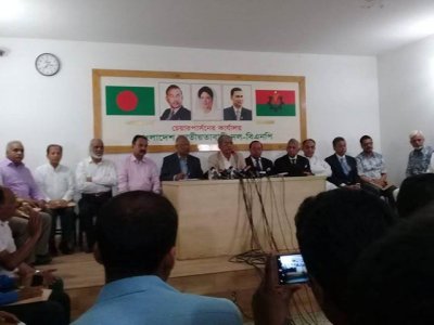 সংবাদ সম্মেলনে বক্তব্য রাখছেন মির্জা ফখরুল ইসলাম আলমগীর