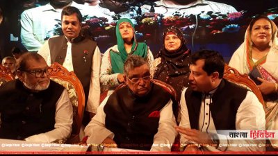 অনুষ্ঠানে অতিথিদের সঙ্গে মেয়র অ্যাডভোকেট জাহাঙ্গীর আলম