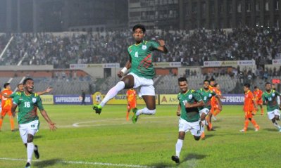গোলের পর উড়ছেন তপু বর্মণ