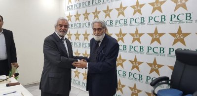 নির্বাচন শেষে অন্তর্বর্তীকালীন সভাপতির কাছ থেকে দায়িত্ব বুঝে নিচ্ছেন মানি (বাঁয়ে)