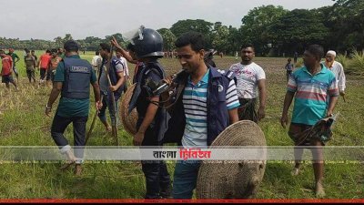 দুপক্ষের সংঘর্ষ নিয়ন্ত্রণে আনতে ঘটনাস্থলে যায় পুলিশ