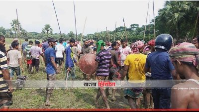 কাশিয়ানীতে দেশি অস্ত্র নিয়ে সংঘর্ষ বাধে দুপক্ষের মধ্যে