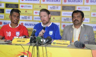 সংবাদ সম্মেলনে কথা বলছেন বাংলাদেশ কোচ জেমি ডে