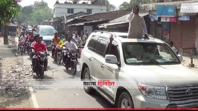 সাংসদ সামছুল আলম দুদু ছাদ খোলা মাইক্রোবাসে দাঁড়িয়ে এ শো&rsquo;ডাউনের নেতৃত্ব দেন