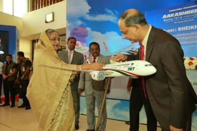বোয়িং ৭৮৭-৮ ড্রিমলাইনার &lsquo;আকাশবীণা&rsquo;র মডেল দেখছেন প্রধানমন্ত্রী শেখ হাসিনা 