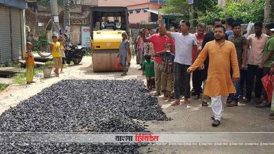 সড়ক নির্মাণে অনিয়ম, প্রতিবাদে কাজ বন্ধ করে দিয়ে এলাকাবাসীর বিক্ষোভ