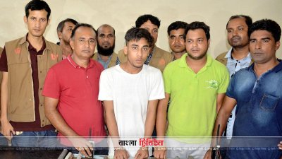 আটক দুই তরুণ (ছবি- প্রতিনিধি)