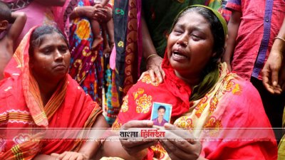 ছেলের ছবি হাতে কাঁদছেন নিহত শাহ আলমের মা হুরিয়া বেগম