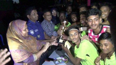 ট্রফি হাতে হাকিমপুর পৌরসভা দল