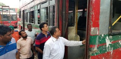 পরিদর্শন করছেন বিআরটিসি&rsquo;র কর্মকর্তারা